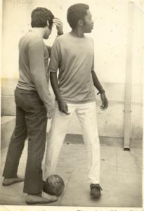 Wagner Tiso e Milton Nascimento jogando futebol.