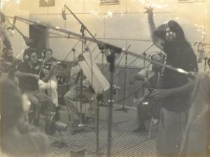 Na fotografia, Wagner Tiso rege a orquestra na gravação do Disco “Minas” do seu amigo e parceiro Milton Nascimento, com quem iniciou sua vida musical.