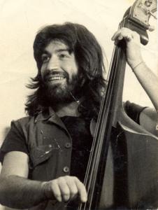 Wagner Tiso com contrabaixo em uma jam session informal na casa do Egberto Gismonti. Wagner já Trabalhou para uma lista enorme de artistas brasileiros e internacionais, que variam de Al Jarreau a Carlinhos Brown, de Flora Purim a Gonzagão. Com isto podemos observar o talento e competência deste mineiro de Três Pontas.