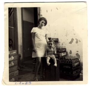 legenda: Almerinda L. Pontes com o filho em foto feita no bar de um tio, em Ramos.