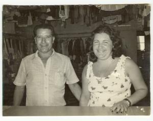 legenda: Irene Maria Barandas e o marido Acácio Barandas na Lavanderia Flor da Tijuca.
