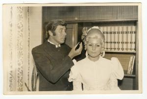 legenda: Gelly Jambert sendo penteada pelo tio Jambert no dia do seu casamento.