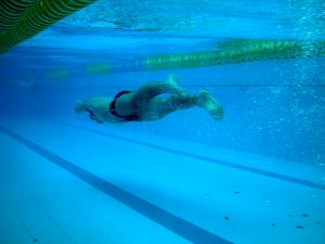 legenda: Detalhe de piscina da Academia Julio Veloso.