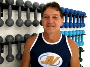 legenda: Retrato de Julio Veloso.