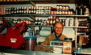 Mário Santoni no balcão da Mercearia Fiorana, que estava repleta de novos produtos após a última reforma.