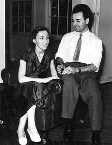 Evelina e Mário Santoni na época em que trabalhavam na casa dos Martinelli. Nesse dia, receberam amigos que foram visitá-los.