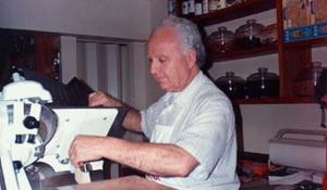 Mario Santoni trabalhando na Mercearia Fiorana.