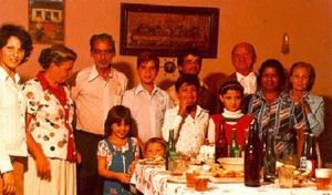 A festa de oitenta anos de Pedro Lanzoni reuniu a maioria da família Lanzoni, que puderam se deliciar com os doces e salgados feitos por Ormezinda, sua esposa.