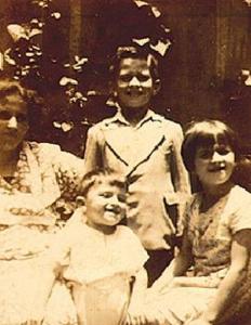 Retrato da família Lanzoni na casa onde Pedro aproveitou a parte da frente para fazer o Salão Bologna. À frente estão Carina e Osvaldo Lanzoni; atrás, Orlando e Nair Lanzoni.