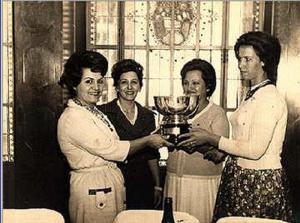 Cecília, Sonia Gabbi, Amália e Marina por ocasião da premiação da Campanha do Presidente, taça outorgada à promotora que conseguiu fazer cobertura total das áreas de venda.