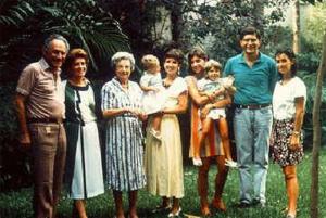 Reunião de família na casa de Leonie Rosenthal. Esq.-dir.: Hans Rosenthal, Liliana Rosenthal, Leonie Rosenthal, Diana Szylit, Cláudia Rosenthal, Flávia Szylit, Nilson Szylit e Vera Rosenthal.