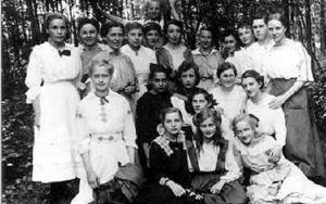 Leonie Rosenthal e colegas do curso de culinária, que fazia parte do seu currículo escolar.
