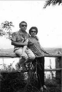 José Leite da Silva e Lourdes Canova da Silva em passeio no Clube ABC. Eles posam em frente à represa, onde ele gostava de pescar.