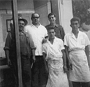 Luciano Strambi junto a Mário e funcionários na fachada do Açougue Mato Grosso, que foi fundado em 1928 e permanece no mesmo endereço até hoje.