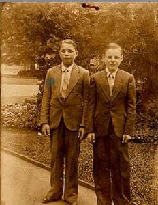 Antônio Nori e o primo Leonardo em passeio pelo parque Jardim da Luz. Na época era costume fazer fotografias com fotógrafos de rua chamados de lambe-lambe.