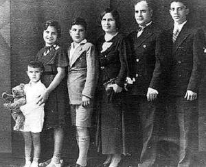 Ítalo Tucci e família durante o casamento de uma prima. Esq.-dir.: Ítalo, Rosa, Júlio, Rosa, João e José.