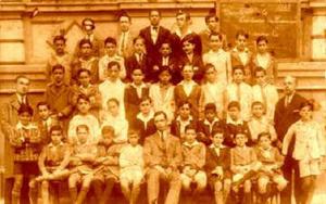Armando Rocha (12º, começando da fila superior), e o professor Simões (5º, sentado ao centro) em fotografia da turma da escola Caetano de Campos.