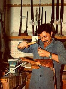 Sérgio Peli entalha coronha na oficina da loja Ao Gaúcho.