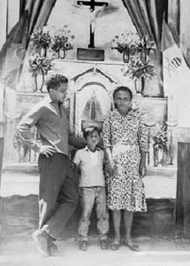 Milton Tertuliano de Barros, Francisco Pereira e Maria do Carmo em visita ao santuário em Aparecida do Norte.