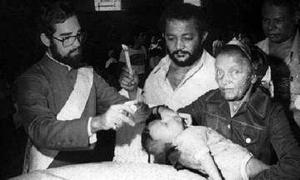Batizado do filho de Antônio Pereira, na Igreja Brasileira, na Vila Formosa. Na foto estão presentes o padre, o padrinho Milton de Barros Tertuliano, Maria do Carmo, Adilson Pereira e Antônio Pereira.
