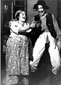 Matilda Ben Avran e Avraham Ben Avran durante o Purim, tradicional festa judaica.