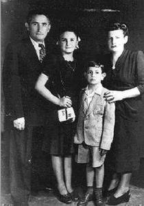 Retrato da família Szajman tirada em um estúdio fotográfico localizado na Rua José Paulino.