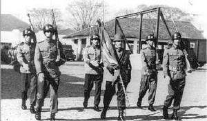 Abram Szajman (ao centro) durante desfile no Dia da Bandeira, quando participava da Segunda Companhia de Depósito Material de Subsistência do Exército da Segunda Região Militar.