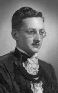 Retrato de Nelson Ferreira Dias Rodrigues quando se formou pela Escola Técnica de Comércio de São Paulo. O baile foi realizado no Ginásio do Pacaembu e a colação de grau, no Cine Odeon, na Rua da Consolação.
