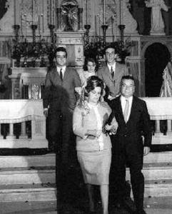 As bodas de prata de Lourdes e Miguel Peres foram realizadas na Igreja de Santa Terezinha, na Rua Maranhão, no dia exato do casamento. Atrás do casal estão Bernardo Roberto Perez Mattos, Ana Maria Perez Zamarian e Miguel Perez Netto.