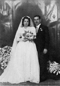 Retrato do casamento de Lourdes dos Santos Mattos Perez e Miguel Perez Filho, realizado na Igreja Santo Antônio do Pari.