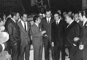 Zarif (quarto, da esquerda para a direita), Eron Alves de Oliveira (quinto) e Leovegildo Motta (sexto) no Centro Industrial de Distribuição (CID).