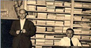 Chaim Siche Kuperman e Isidoro Chansky no interior da Papelaria Formosa.