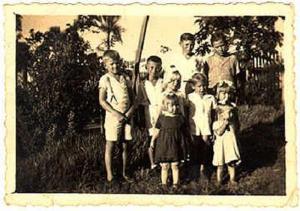 Na fotografia estão Juvenal Capato, Oswaldo, Gumercindo, Nésio, Idalina, Cláudio, Cândida, Alzira e Maria Aparecida.