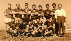 Retrato do time de futebol de Juvenal Capato. Em pé: não identificado, Luciano, Triveto, Juvenal, Nésio, Flávio, Pedro e o técnico. Sentados: Gumercindo, não identificado, Vladimir, não identificado e Humberto.