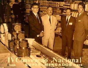 Antônio Peres e Arnaldo Diniz (ambos à direita) junto a representantes da Sadia na IV Convenção Nacional de Supermercados.