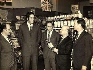 Fotografia tirada no supermercado Pão de Açúcar por ocasião do lançamento das bebidas Stock no Brasil. Da esquerda para a direita: Antero Nadais, Arnaldo Diniz, Antônio Peres e não identificados.