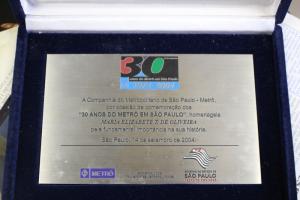 Placa comemorativa em homenagem à participação na primeira turma de mulheres operadoras de trem