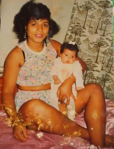 Foto de Márcia com sua primeira filha, ainda bebê.