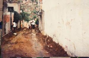 Foto de Márcia, há cerca de 30 anos, cadastrando famílias na comunidade em que mora. Ela comenta que muita coisa mudou desde então e que as ruas já estão asfaltadas.