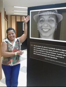 Márcia, ao lado de seu painel na exposição Mulheres da Central, realizada pelo Instituto Masan em 08/03/2016. A exposição traz as histórias de mulheres pioneiras em suas áreas. A exposição foi inaugurada na Unisuam, mas depois foi realocada para a estação de trem Central do Brasil e também para a estação de metrô do mesmo nome.