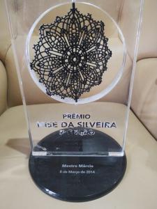 Foto do Prêmio Nise da Silveira, que Márcia recebeu em 2014.
