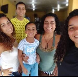 Márcia com suas filhas e netos: a filha Isabelle Carolina, 31 anos (à esquerda), mãe de Pedro Henrique, 7 anos, e Marcelo Henrique, de 12 anos, e sua filha Isadora Catarina (à direita), 24 anos.