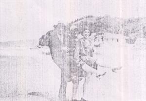 Manoel Amadeu, Maria Helena Gaiard e Olympia posam para uma fotografia na Ilha Porchat. Maria Helena estava de passagem por Santos, vindo do Uruguai.