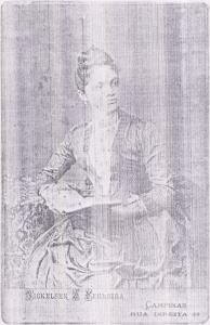 Retrato de Olympia da Costa Guimarães, mãe de Olympia Gomes Soutello, quando ainda era solteira.