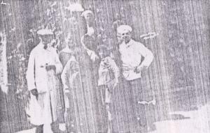 Retrato da família de Olympia junto ao médico e à governanta Camila durante um almoço. Eles haviam saído de Turim em direção à Bordighera, uma cidade próxima a Sanremo (onde Olympia aprendeu a nadar).