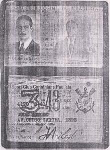 Carteirinha de sócio do Sport Club Corinthians Paulista, clube onde ele praticou muitos esportes e onde aconteceu o primeiro encontro com sua futura esposa, no ano de 1942, em um evento chamado 'Domingueira'. Há uma fotografia de seu pai no documento e todos os recibos de pagamento do clube estão anexados.