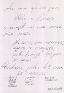 Dedicatória escrita pelos filhos de Udde e Rosaria no álbum de fotografias presenteado em comemoração aos 45 anos de união do casal.
