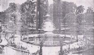 Fotografia tirada de manhã em uma fonte conhecida pela quantidade de casais que a frequentam durante a noite para namorar. Ao fundo podemos ver a Matriz.