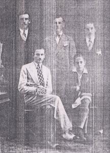 Udde Rimoli (de shorts), aos catorze anos de idade, junto a colegas de trabalho. Na fotografia estão presentes Antônio Natal, Natal Salvador e Antônio Mancuso.