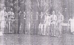 Udde Rimoli (de paletó preto e calça branca) e amigos da cidade de Mococa durante um passeio no Ipiranga, em São Paulo.